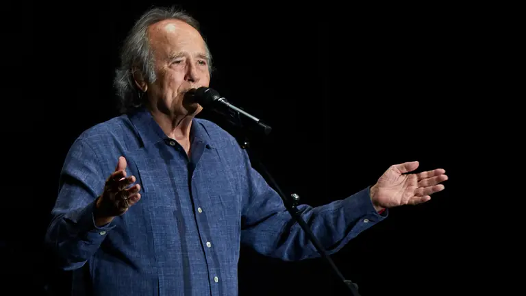 Concierto de la gira 'El vicio de cantar 1965-2022' de Joan Manuel Serrat, con la que se despIde de los escenarios, en el Navarra Arena de Pamplona. IÑIGO ALZUGARAY