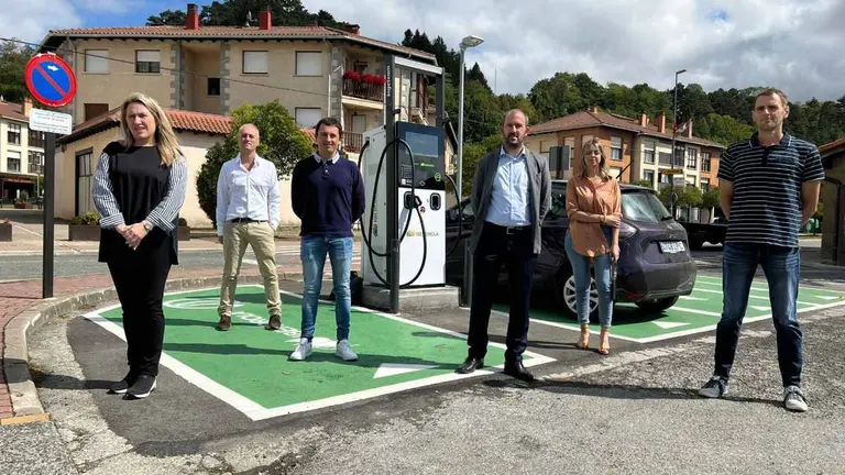 Alberto Pérez de Ciriza, responsable comercial en representación de Iberdrola, Maite Senosiain, Directora General de Bat-Vol, instaladores de los equipos de recarga de vehículos eléctricos, Gorka Azpiroz, alcalde de Lekunberri, y los concejales de Desarrollo Local, Maria Jesus Ayestarán, y el de Urbanismo y Medio Ambiente, Vicente Michaus. CEDIDA