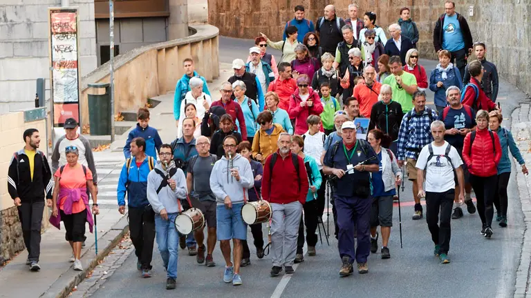 Salida de la XXVII Marcha popular a San Cristóbal, organizada por la sección de montaña de la SCDR Anaitasuna, desde la plaza del Ayuntamiento de Pamplona. IÑIGO ALZUGARAY