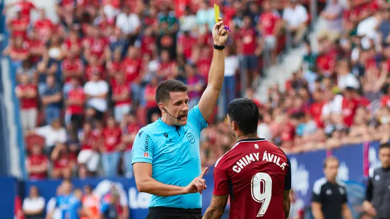 Díaz de Mera en el partido entre Osasuna y Getafe disputado en el estadio de El Sadar. IÑIGO ALZUGARAY