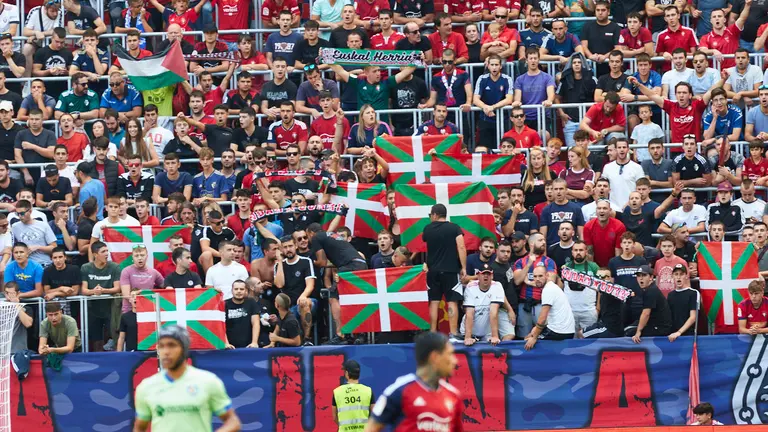 La grada de El Sadar durante el partido de La Liga Santander entre Osasuna y Getafe. IÑIGO ALZUGARAY