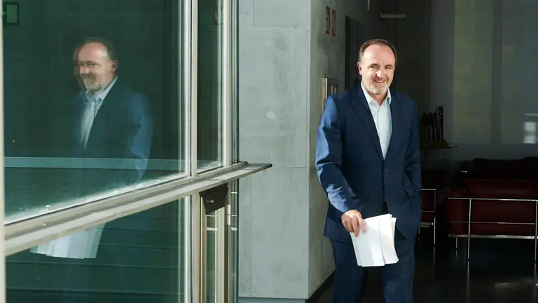 Javier Esparza, de Navarra Suma, en su llegada a la Mesa y Junta de Portavoces. PABLO LASAOSA