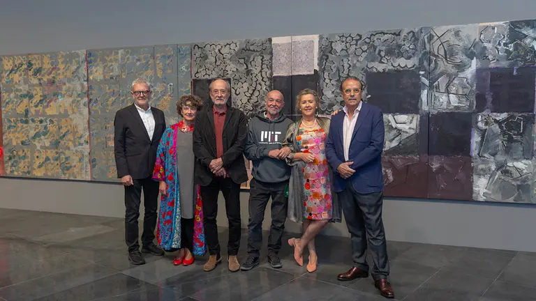 de izquierda a derecha, Valentín Vallhonrat, director artístico del MUN y comisario; Capi Corrales, matemática y amiga de Alexanco; Sergi Aguilar, artista y amigo de Alexanco, José Tejera, músico; Nieves González, viuda de Alexanco y Rafael Levenfeld, director artístico del MUN y comisario. MANUEL CASTELLS