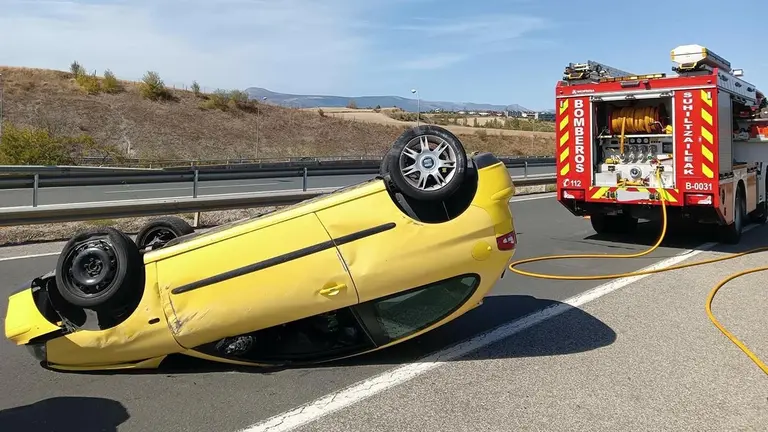 Trasladada una persona al Hospital Universitario de Navarra tras sufrir un accidente de tráfico en la A-15. BOMBEROS DE NAVARRA