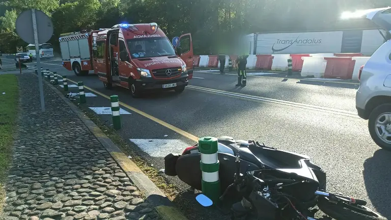 Herido un motorista de 67 años en la N-121-A tras colisionar con un coche. BOMBEROS DE NAVARRA