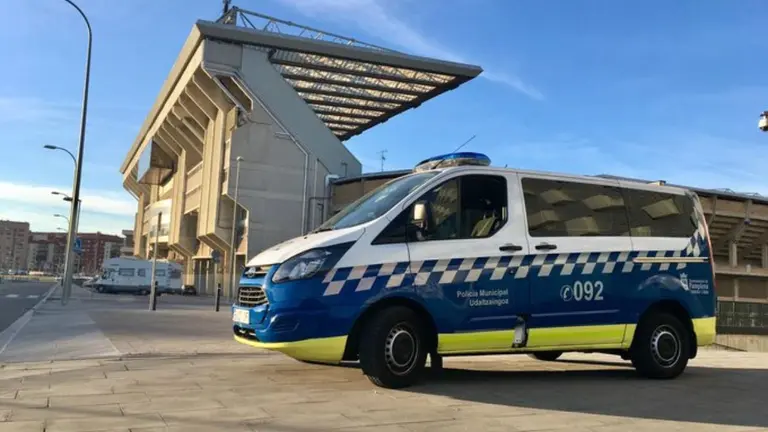 Imagen de una furgoneta de la Policía Municipal de Pamplona en El Sadar. CEDIDA