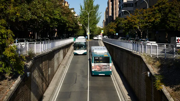 Dos villavesas circulan por la calle Iturrama de Pamplona. PABLO LASAOSA