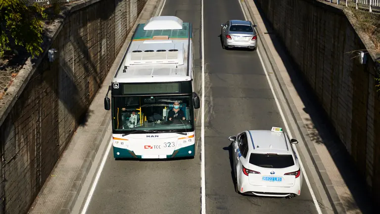 Una villavesa circula por la calle Iturrama de Pamplona. PABLO LASAOSA