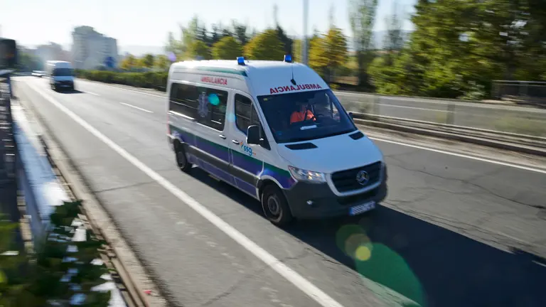 Una ambulancia circula por la Avenida de Navarra en Pamplona. PABLO LASAOSA