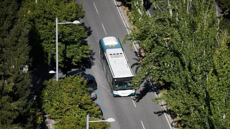 Una villavesa circula por la calle Sancho el Fuerte en Pamplona. PABLO LASAOSA
