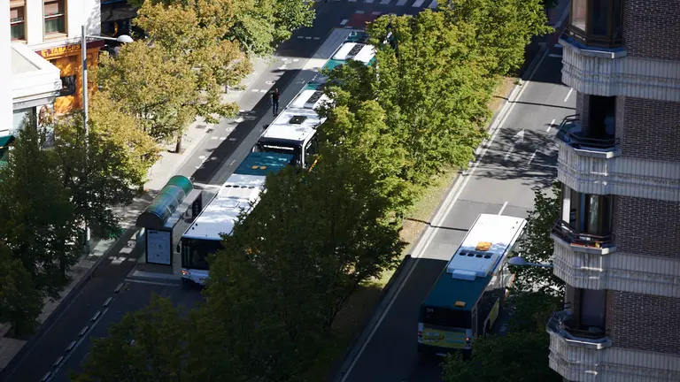 Varias villavesas circulan por la calle Pio XII en Pamplona. PABLO LASAOSA