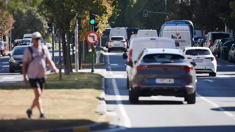 Varios vehículos circulan por la Avenida de Bayona. PABLO LASAOSA