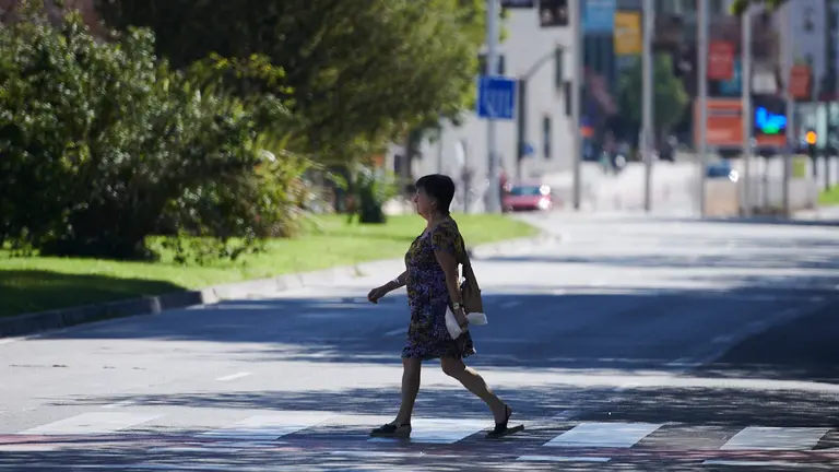 Una mujer cruza un paso de cebra en la Avenida del Ejército de Pamplona. PABLO LASAOSA
