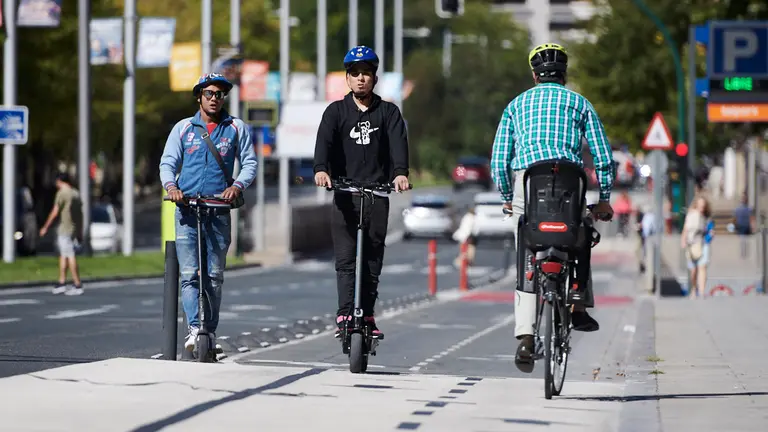 Varias personas circulan por el carril bici de la Avenida del Ejército de Pamplona. PABLO LASAOSA