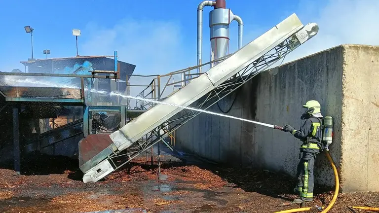 Un incendio calcina una fábrica de madera en San Adrián. BOMBEROS DE NAVARRA