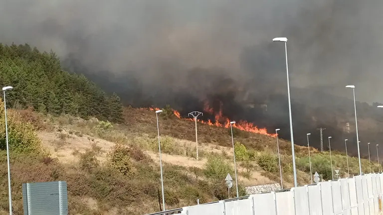 El monte Ezcaba, conocido cómo San Cristóbal, en llamas en su ladera con Pamplona. EMILIO LINARES
