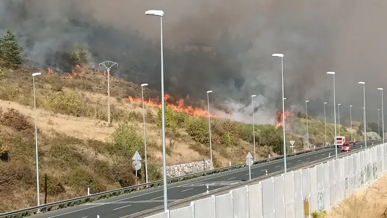 El incendio de San Cristóbal continúa activo y las llamas siguen propagándose en dirección Pamplona. EMILIO LINARES