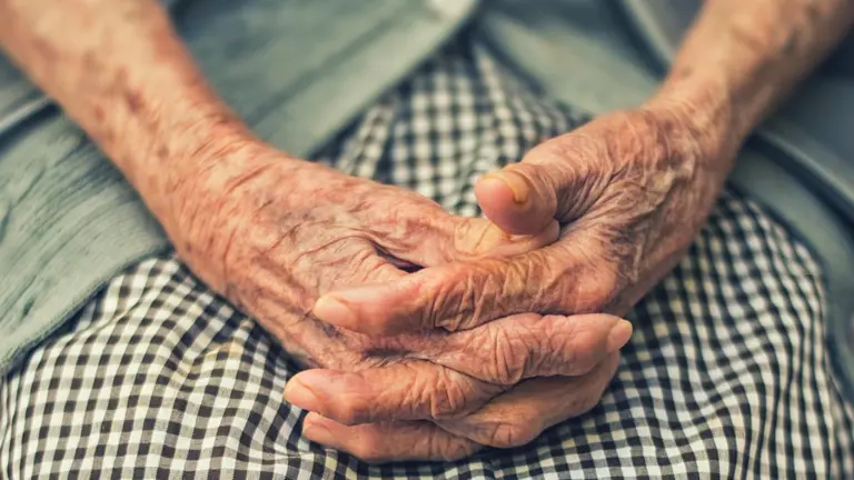 Una señora mayor entrelaza sus manos. ARCHIVO