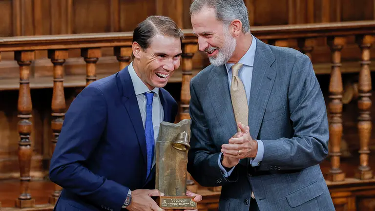 Rafa Nadal recibe el V Galardón Camino Real, esculpido por Carlos Ciriza. EFE
