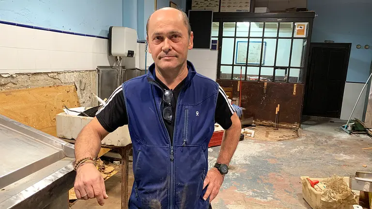 Raúl Guerendiain posa en el interior de su antigua pescadería. Navarra.com