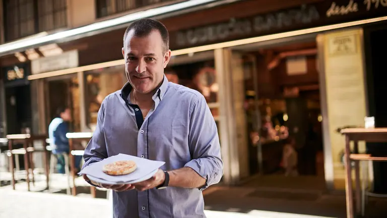 Julián Galarza junto a su mítico pincho “Escombro” en el Bodegón Sarría. PABLO LASAOSA