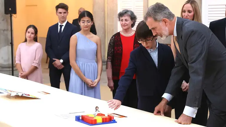 Álvaro Huerta Izquierdo, de 5º de Primaria, da explicaciones a Su Majestad el Rey de su trabajo