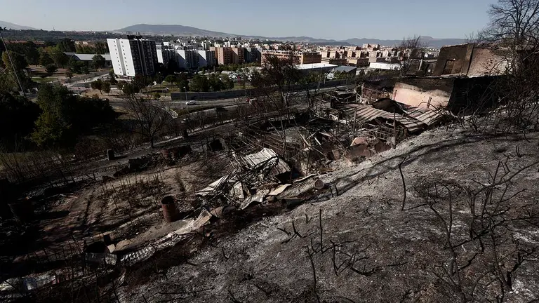 GRAFCAV258. PAMPLONA, 21/09/2022.- Varias dotaciones de bomberos, con unos treinta efectivos en total, siguen trabajando en el monte Ezkaba, apoyados por un helicóptero, para refrescar puntos calientes del incendio forestal declarado este martes, que anoche quedó controlado. Ayer actuaron sobre el terreno diez medios aéreos y más de 90 recursos por tierra. A las ocho y media, ya sin luz solar, se retiraron los medios aéreos y "se trabajó desde tierra de manera muy intensa, muy eficaz, y sobre las once y media de la noche se controló ya definitivamente el incendio".  EFE/ Jesus Diges
