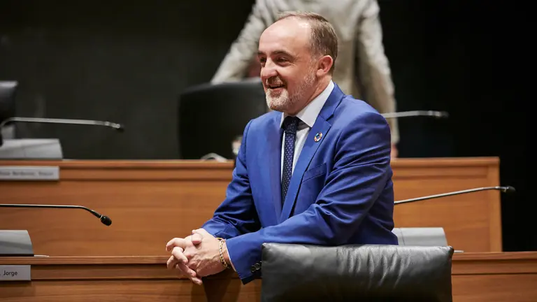 Javier Esparza, de Navarra Suma, momentos antes del comienzo del pleno. PABLO LASAOSA