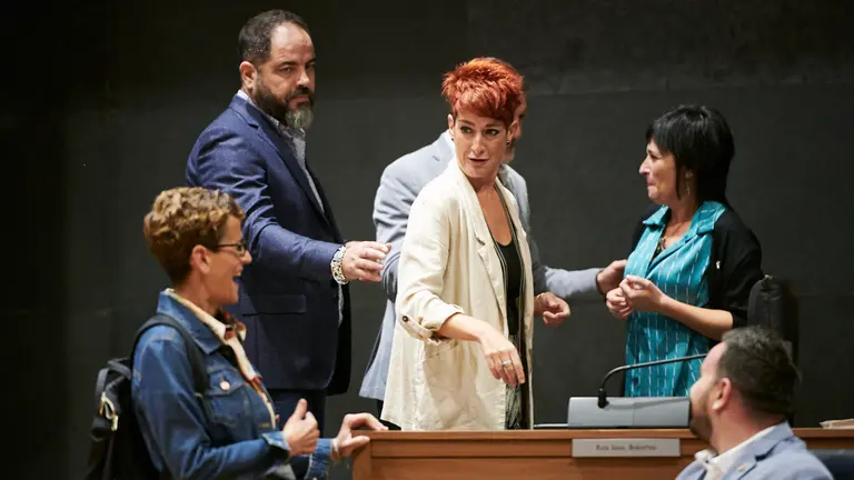 La presidenta María Chivite junto a la parlamentaria de EH Bildu, Bakartxo Ruiz, minutos antes del comienzo del pleno. PABLO LASAOSA