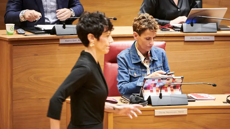 Elma Saiz junto a María Chivite durante el pleno del Parlamento. PABLO LASAOSA