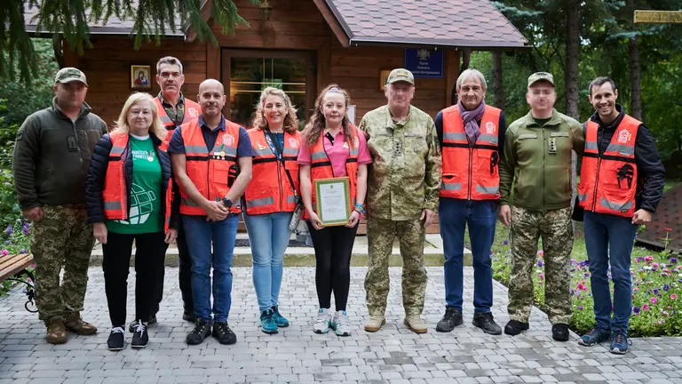 Personas del Clúster SOS Ucrania de Navarra junto a guardas de fronteras después de haber recibido condecoraciones en Leópolis. PABLO LASAOSA
