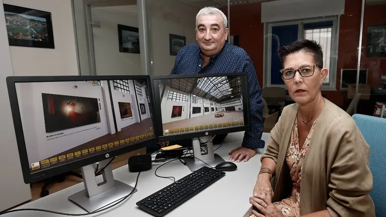 GRAFCAV675. PAMPLONA, 24/09/2022.- Begoña Osambela, fotógrafa del estudio tudelano F8 Tours/F8 Estudio junto a su compañero Carlos Forcada, posan tras una entrevista con Efe para presentar una iniciativa donde más de 70 representantes del mundo de la fotografía, el cine, las letras, el periodismo, la sociología, el deporte e incluso la judicatura han puesto su talento al servicio de la defensa de los derechos de las mujeres afganas, a las que el régimen talibán prohíbe desde trabajar fuera de casa o acceder a la educación hasta reír en voz alta o llevar tacones. Así, periodistas como Fernando Olmeda, Pedro Blanco o Sandra Sabatés, cineastas como David Trueba e Isabel Coixet y escritores como Luis Alegre, junto a una treintena de fotógrafos, han decidido colaborar en una exposición virtual (https://www.29miradas.com). EFE/ Jesús Diges