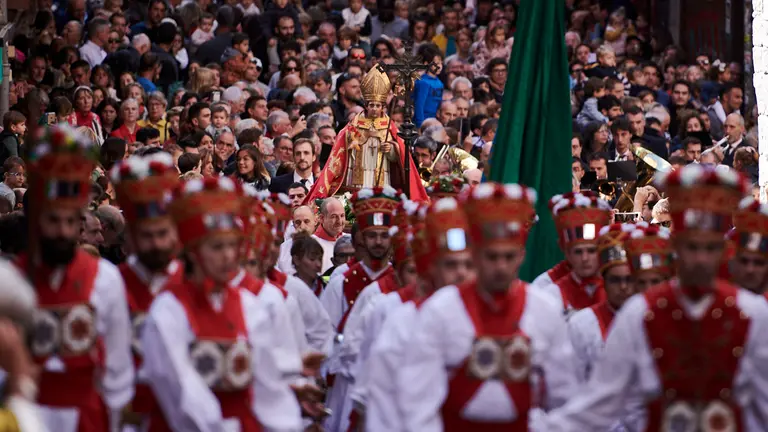 Procesión de San Fermín de Aldapa 2022 acompañada del grupo de danzas Duguna y de la Comparsa de Gigantes y Cabezudos. PABLO LASAOSA