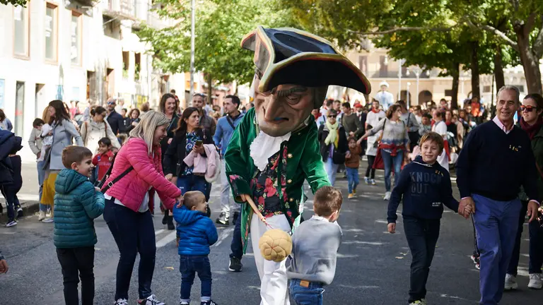 Procesión de San Fermín de Aldapa 2022 acompañada del grupo de danzas Duguna y de la Comparsa de Gigantes y Cabezudos. PABLO LASAOSA