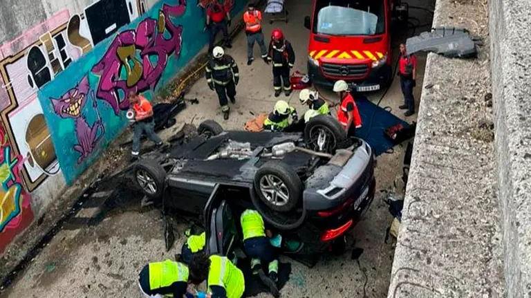 Una persona ha resultado herida grave al caer por el hueco de un puente en la autovía A-10. POLICÍA FORAL