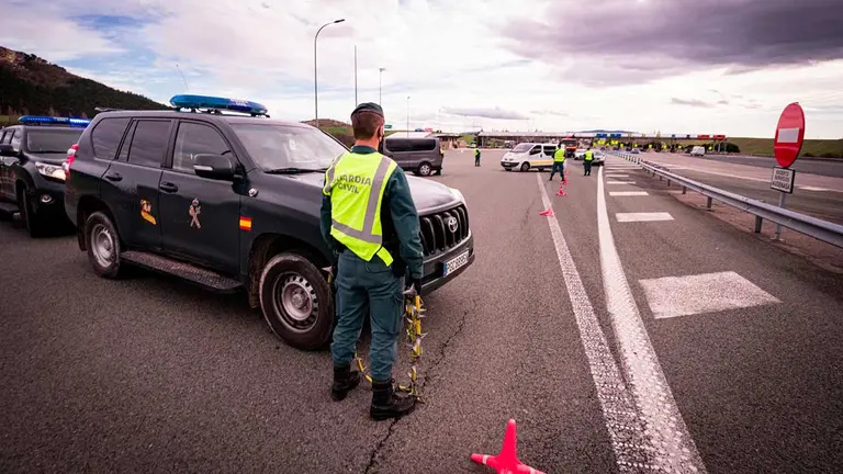 Un agente de la Guardia Civil de Navarra en un control en el peaje de Zuasti de la A-15. GUARDIA CIVIL.