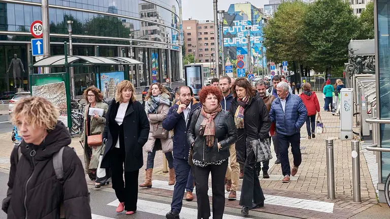 La Consejera de Relaciones Ciudadanas de Navarra, Ana Ollo Hualde (i), junto a miembros de su equipo y alcaldes de localidades navarras se dirigen a la sede principal de la Comisión Europea durante una visita de una delegación de alcaldes y alcaldesas de Navarra a las distintas instituciones europeas en Bruselas. EFE/ Horst Wagner