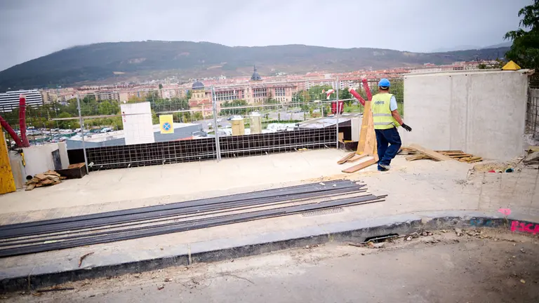 La Gerencia y Comisión de Urbanismo del Ayuntamiento visita las obras de urbanización del parque de Trinitarios, junto al futuro ascensor urbano, que conectará el parque con la calle doctor López Sanz. PABLO LASAOSA