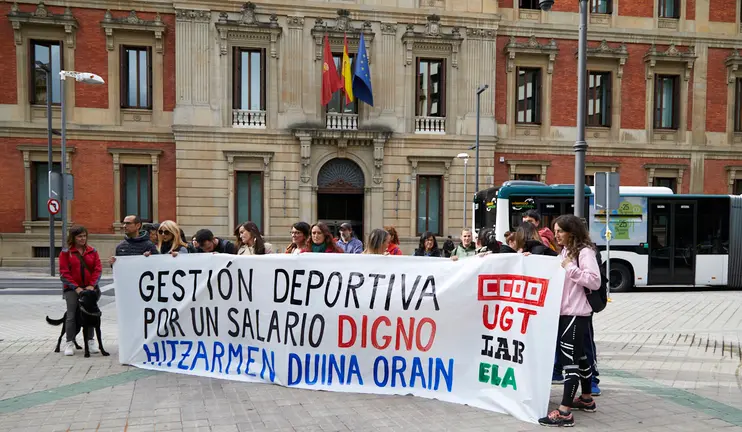Representantes sindicales del sector de la Gestión Deportiva de Navarra se concentran para pedir un convenio "digno" para los trabajadores del sector, antes de comparecer en una sesión de trabajo en el Parlamento. IÑIGO ALZUGARAY