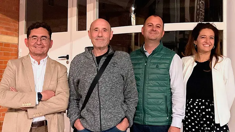 Sergio Vitas, alcalde de Fustiñana, Mikel Ortigosa del
Gobierno de Navarra y José Antonio Martín y Elena Ortega de Fundación
Bequal.CEDIDA