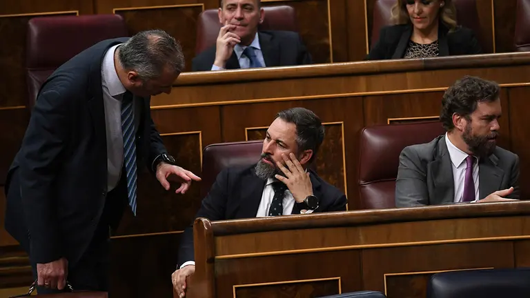 El secretario general de Vox, Javier Ortega Smith; el presidente de Vox, Santiago Abascal, y el portavoz del Grupo Parlamentario Vox, Iván Espinosa de los Monteros, conversan en una sesión plenaria en el Congreso de los Diputados, a 27 de septiembre de 2022, en Madrid (España). ERC, Unidas Podemos y Más País defienden su propuesta de cambiar la Ley Electoral para permitir el voto a partir de los 16 años. Esta posibilidad es mencionada por el Gobierno en la Estrategia de Juventud 2022-2030 aprobada el pasado mes de mayo. Además, el Pleno decide hoy si tramita la modificación del Régimen Electoral Central y la reforma de la Ley reguladora de los contratos de crédito inmobiliario.
27 SEPTIEMBRE 2022;MADRID;CONGRESO DE LOS DIPUTADOS;DEBATE;EDAD DE VOTO
Fernando Sánchez / Europa Press
27/9/2022