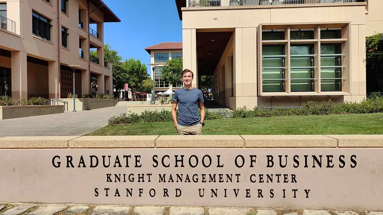 El antiguo estudiante de la UPNA Iñigo de Carlos, en Stanford. UPNA