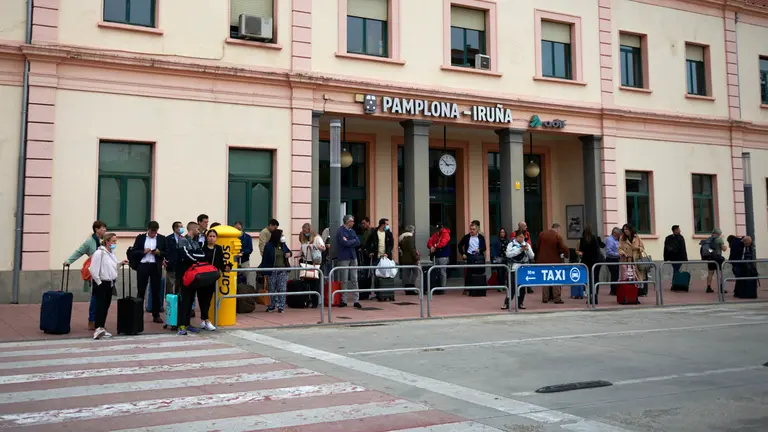 Taxis en la estación de trenes Renfe de Pamplona. IRANZU LARRASOAÑA