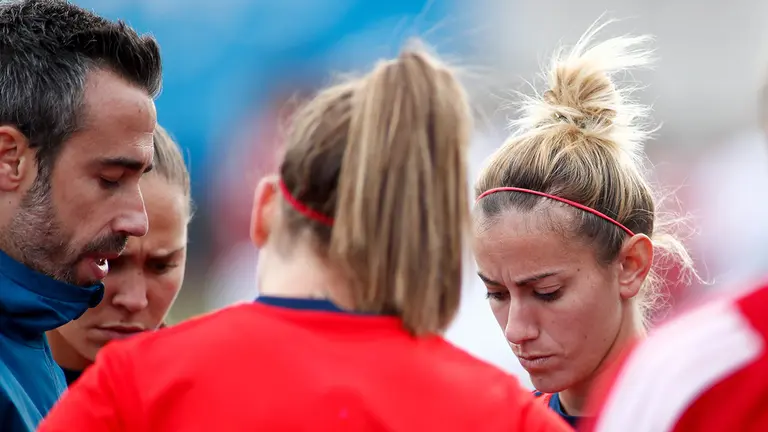 Jorge Vilda con las jugadoras de la selección española de fútbol. Oscar J. Barroso / AFP7 / Europa Press.