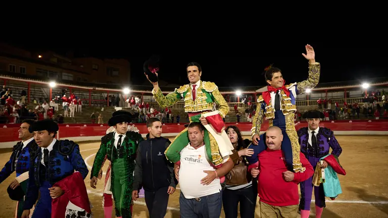 Emilio de Justo y Joselito Adame salen a hombros  de la plaza de toros Corella después de cortar dos orejas en la corrida con toros de Galache acompañados de Morante de la Puebla. PABLO LASAOSA