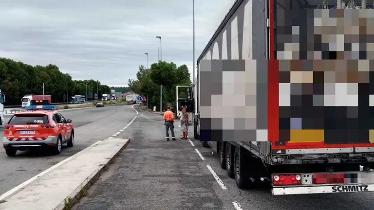 El camión fue inmovilizado  y su conductor denunciado. POLICÍA FORAL