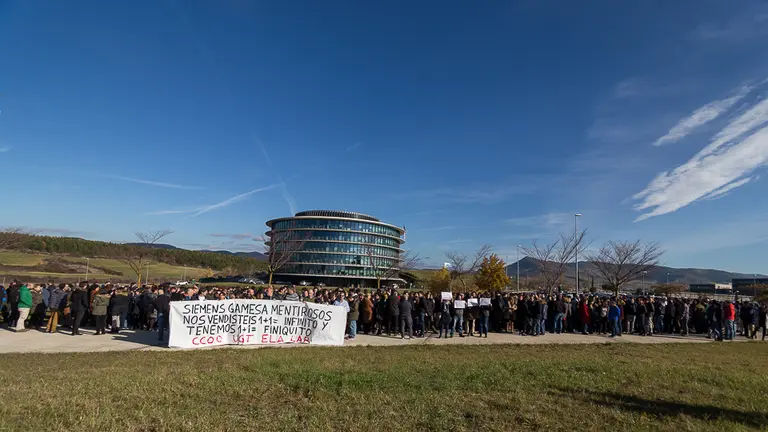 La plantilla de Siemens-Gamesa en una protesta anterior, también relativa a unos despidos. IÑIGO ALZUGARAY