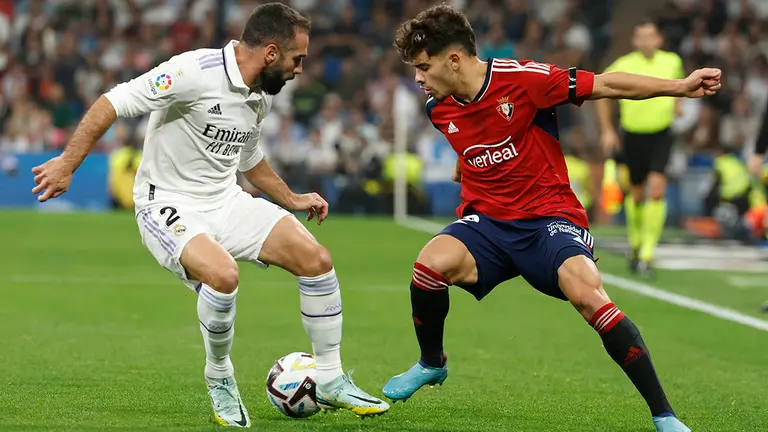 MADRID, 02/10/2022.- El centrocampista marroquí de Osasuna, Ez Abde (d), con el balón ante el defensa del Real Madrid, Dani Carvajal, durante el encuentro correspondiente a la séptima jornada de primera división que disputan hoy domingo en el estadio Santiago Bernabéu, en Madrid. EFE / Chema Moya.
