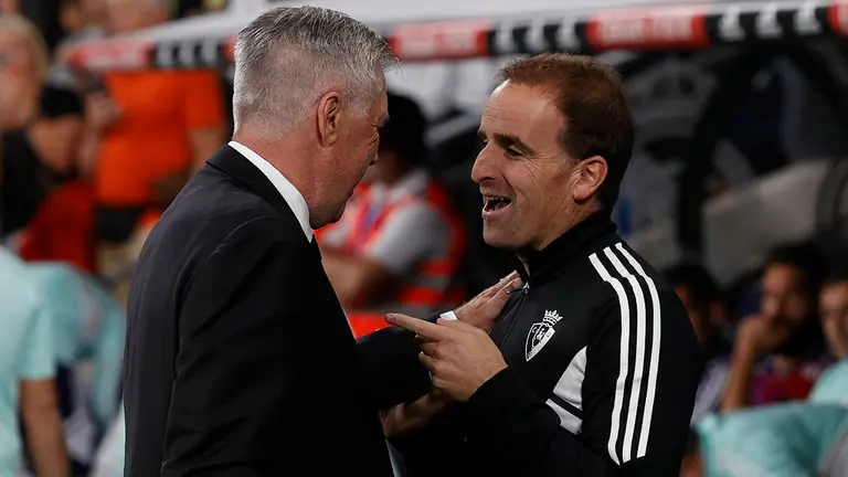 MADRID, 02/10/2022.-El entrenador del Real Madrid Carlo Ancelotti, y el entrenador de Osasuna Jagoba Arrasate, durante el partido de la jornada 7 de LaLiga Santander contra el Osasuna, este domingo en el estadio Santiago Bernabéu.- EFE / Chema Moya
