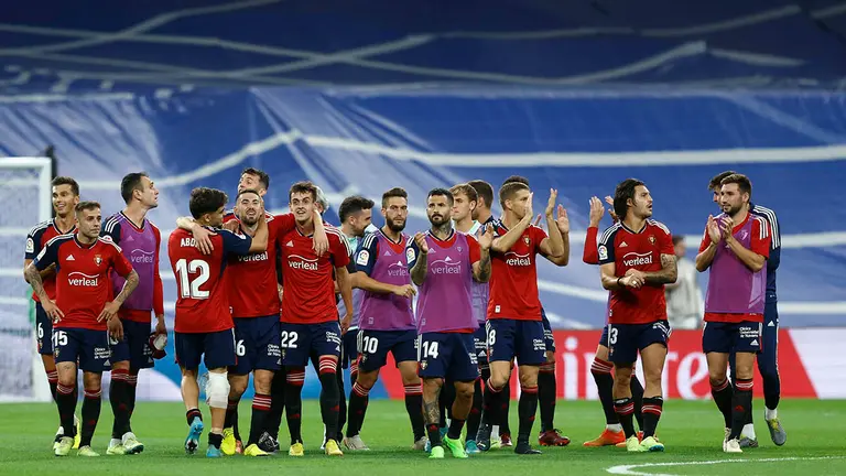 MADRID, 02/10/2022.- Los jugadores de Osasuna celebran el empate conseguido por el equipo navarro en el encuentro correspondiente a la séptima jornada de primera división que han disputado hoy domingo frente al Real Madrid en el estadio Santiago Bernabéu, en Madrid. EFE / Rodrigo Jiménez.
